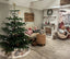 Hyggelig julestemning i Butik Gammelbo med pyntet juletræ, pejs, Klarborgnisser og varm indretning fyldt med hygge og stemningsfulde detaljer.